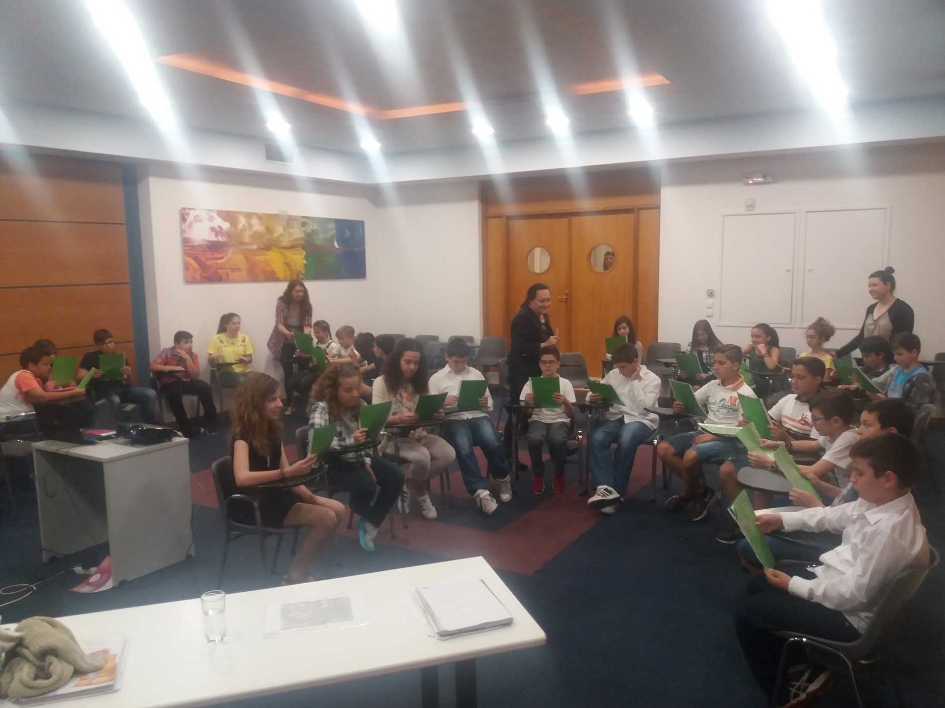 Μαθητές διαβάζουν σε ομαδική δραστηριότητα