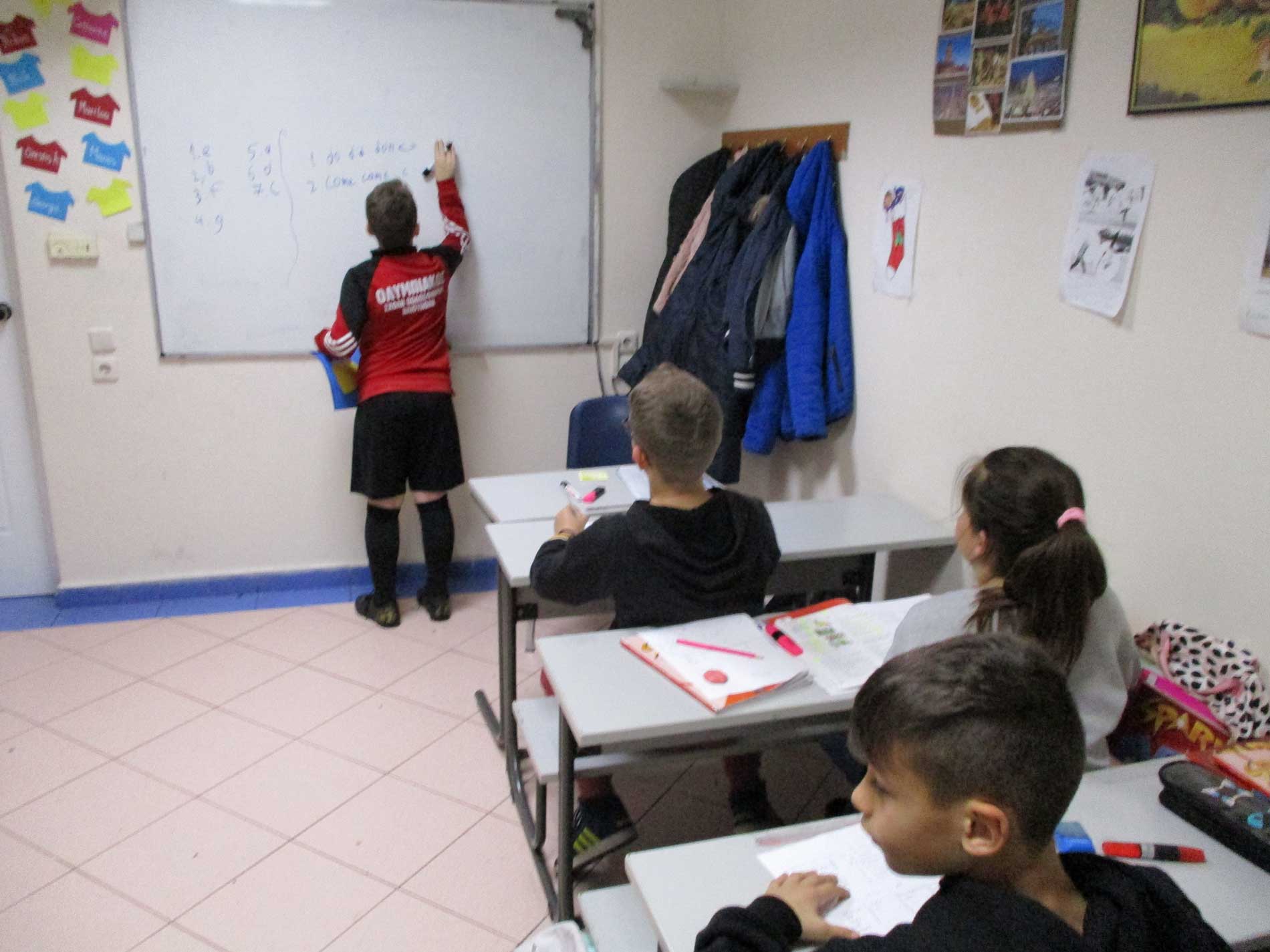 Μαθητής λύνει άσκηση στον πίνακα